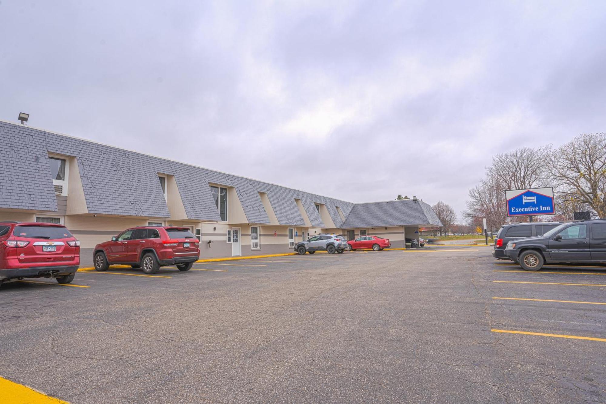 Executive Inn By Belvilla Owatonna Hwy 35 ภายนอก รูปภาพ