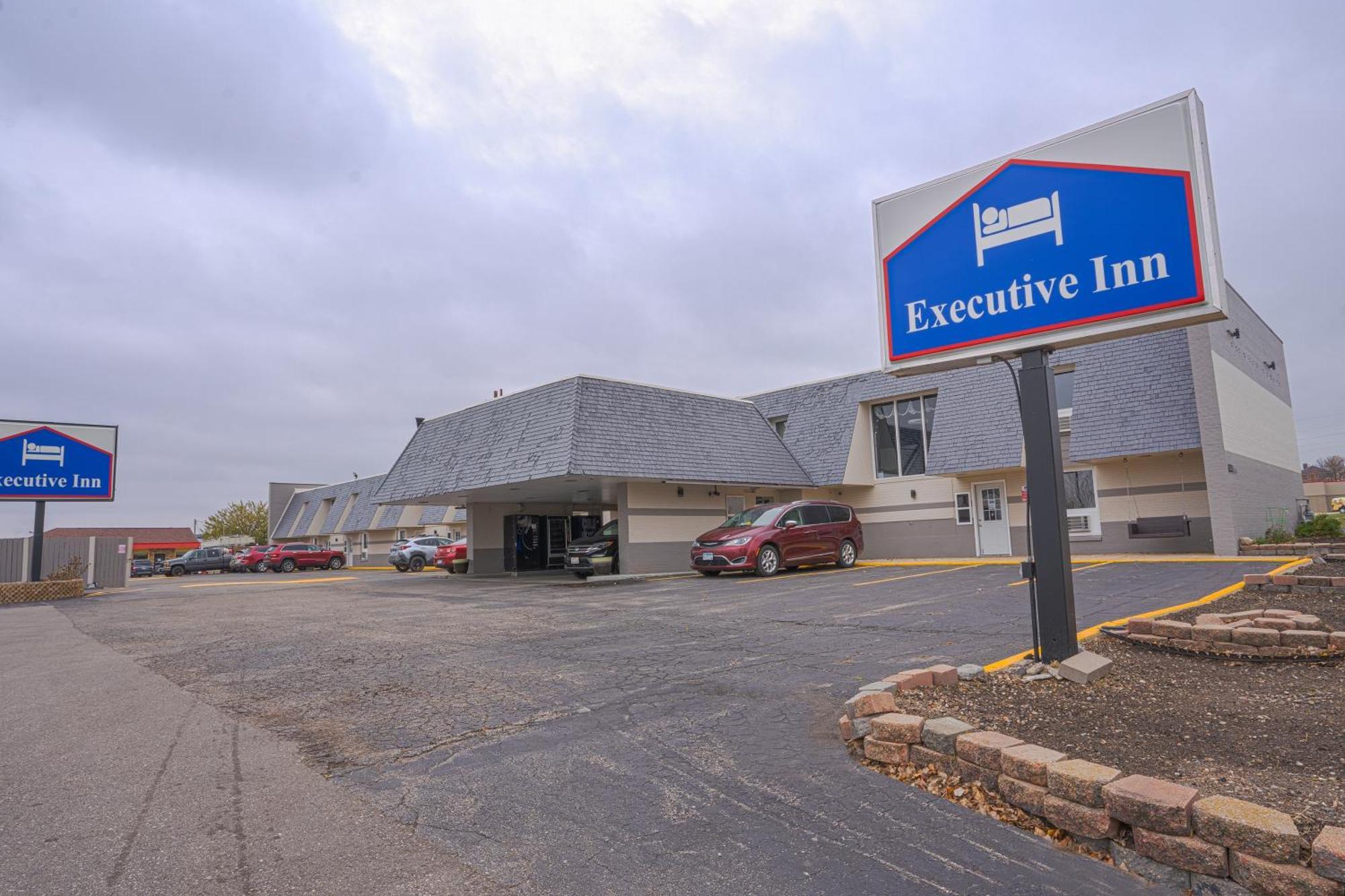 Executive Inn By Belvilla Owatonna Hwy 35 ภายนอก รูปภาพ